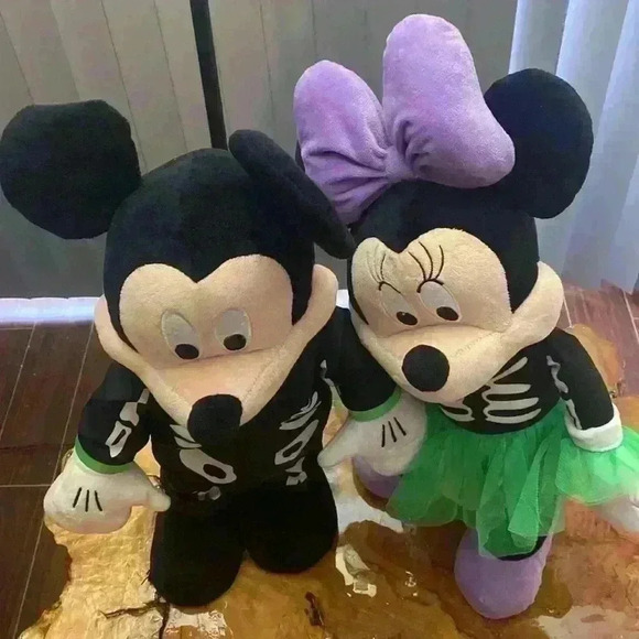 Disney Mickey &  Minnie Mouse
Halloween Skeleton Door Porch
Greeters - Picture 9 of 16